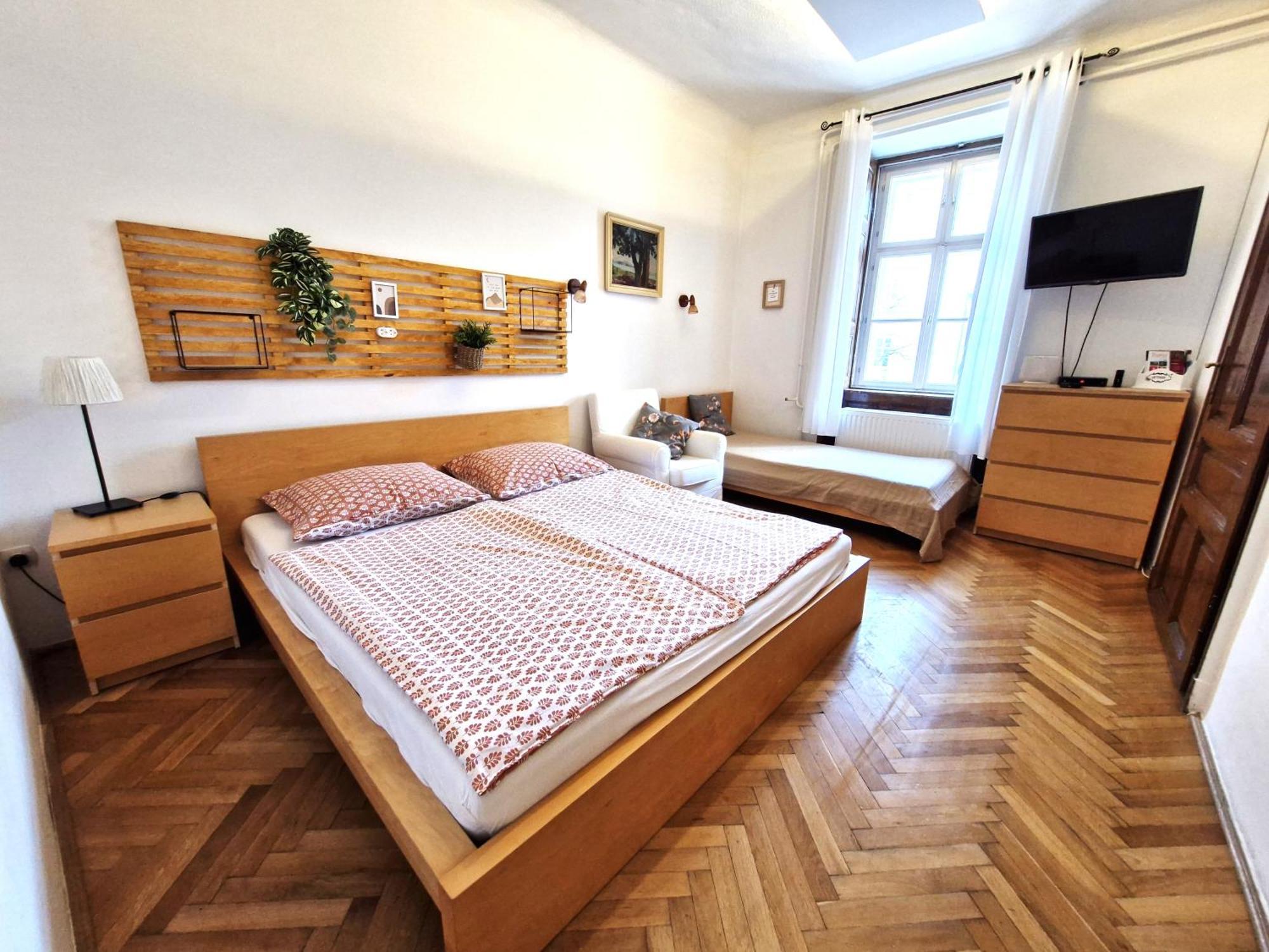 Varkeruelet Apartman Sopron Exterior photo